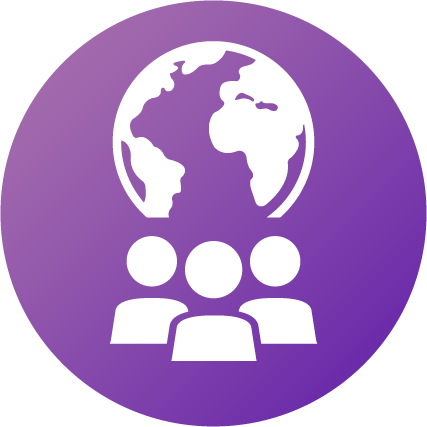 Icon „Kultur & Sprachen“ (violett) Piktogramm von drei Personen, über denen eine stilisierte Weltkugel dargestellt ist.