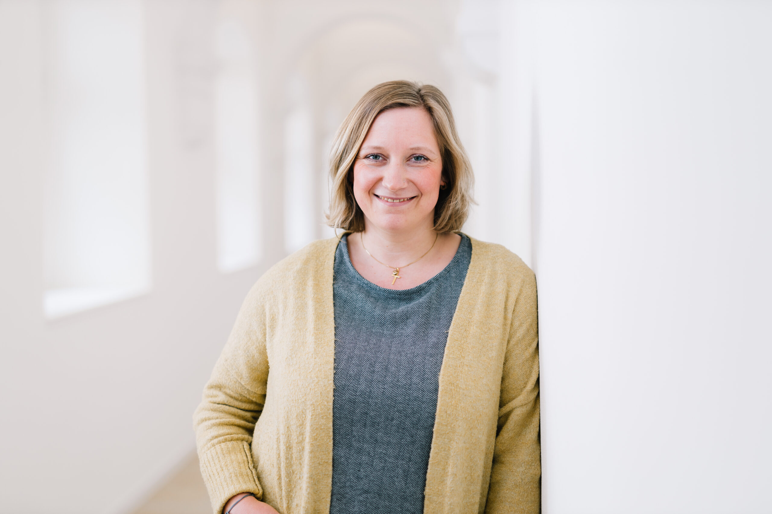 Nastasja Mayer, Mitarbeiterin bilden+tagen