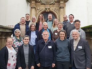 Die Teilnehmerinnen und Teilnehmer des Ausbildungskurses zur Leitung von Wort-Gottes-Feiern 2024/2025 freuen sich gemeinsam mit Ausbildungsleitung Dr. Cordula Heupts (hintere Reihe: 4.v.l.) über die offizielle Beauftragung. Foto: Liborianum Paderborn