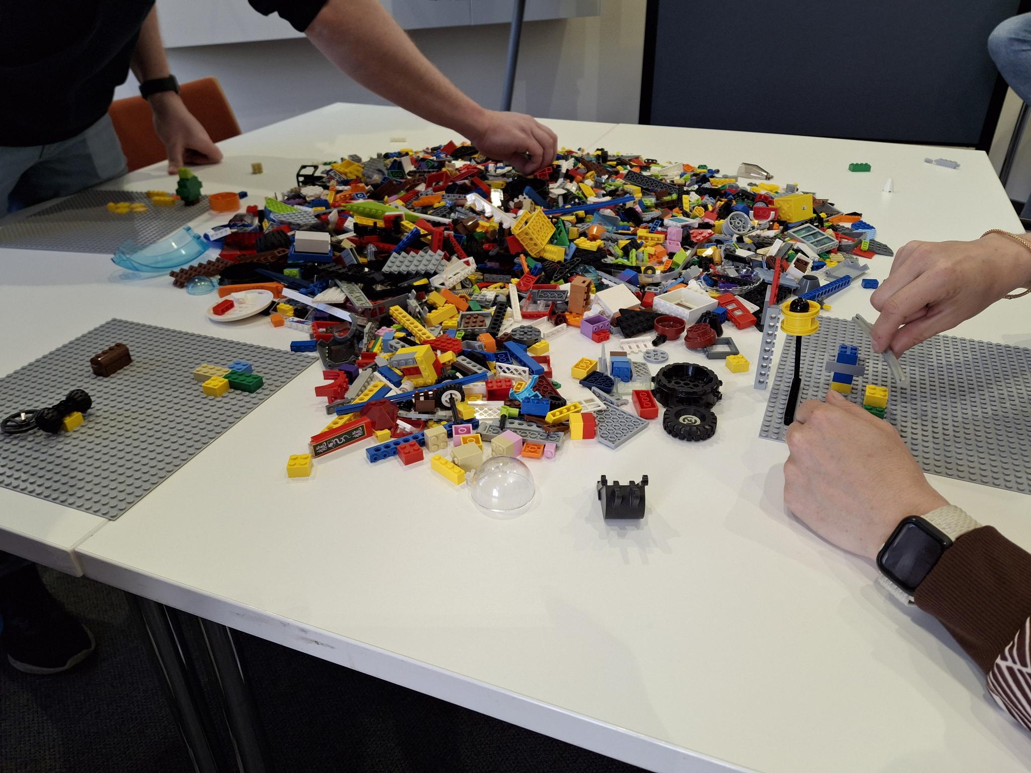 Eine Tischplatte mit bunten Legosteinen