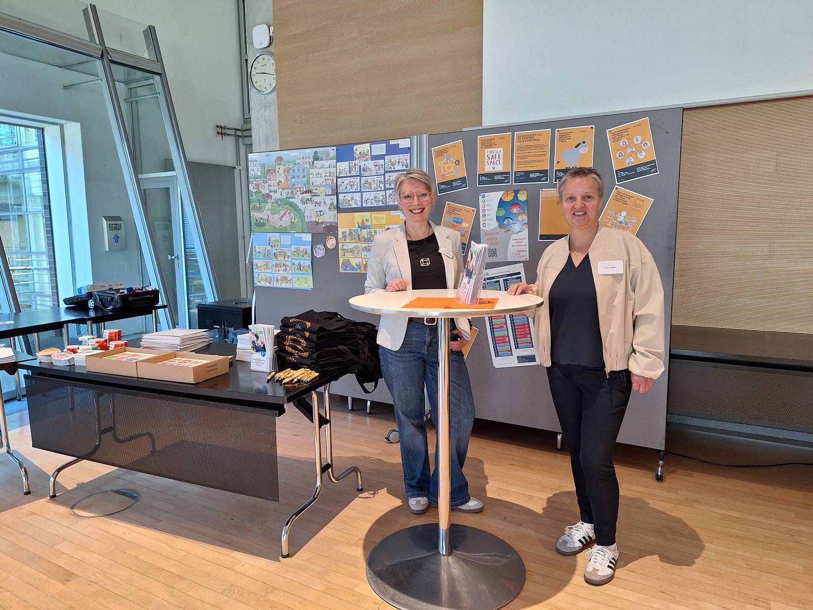Margarete Mateyka und Sandra Kluge, kefb Ostwestfalen, bei der Veranstaltung 25 Jahre Vermittlung von Kindertagespflege im Kreis Gütersloh