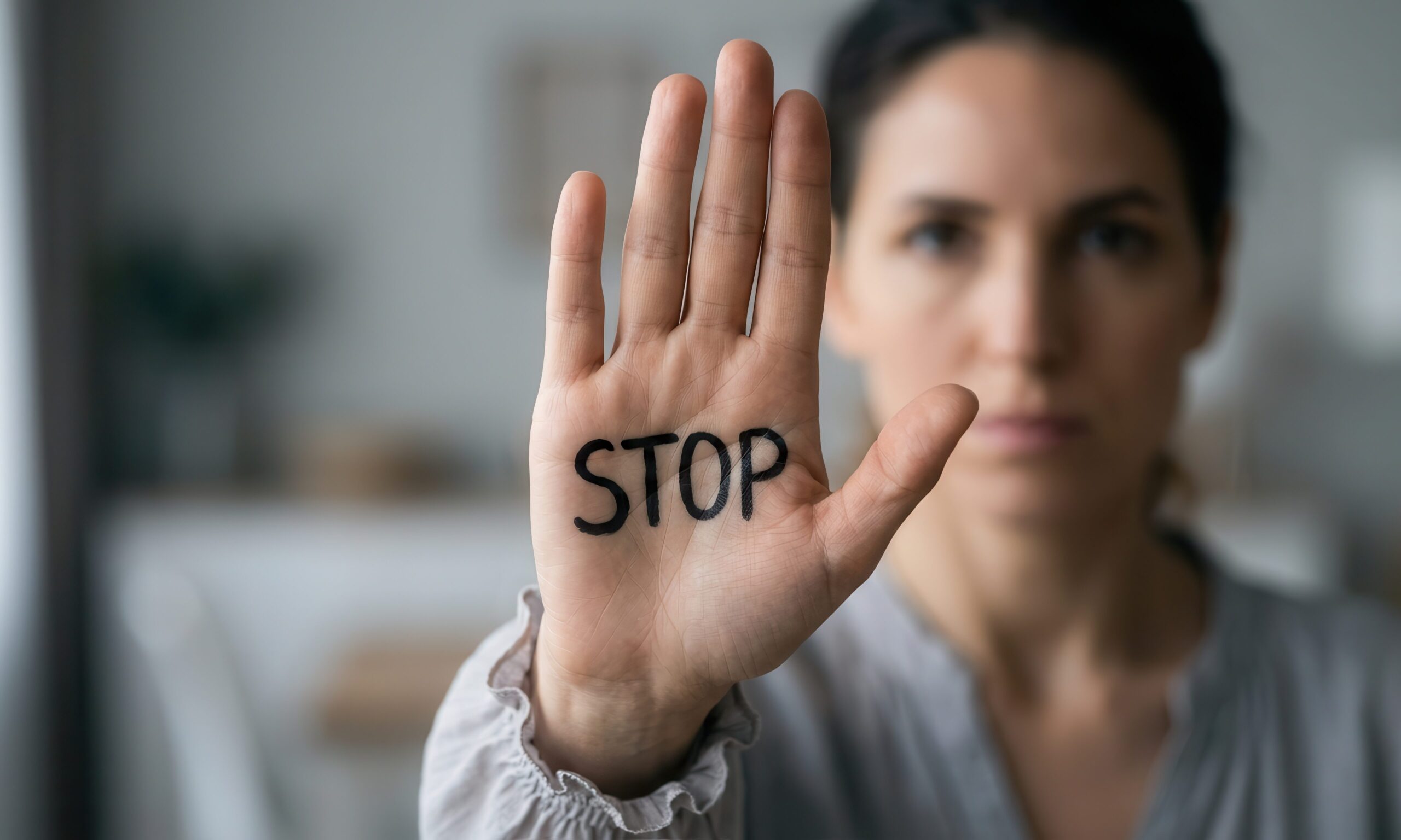 Frau mit der Handbegung Stop