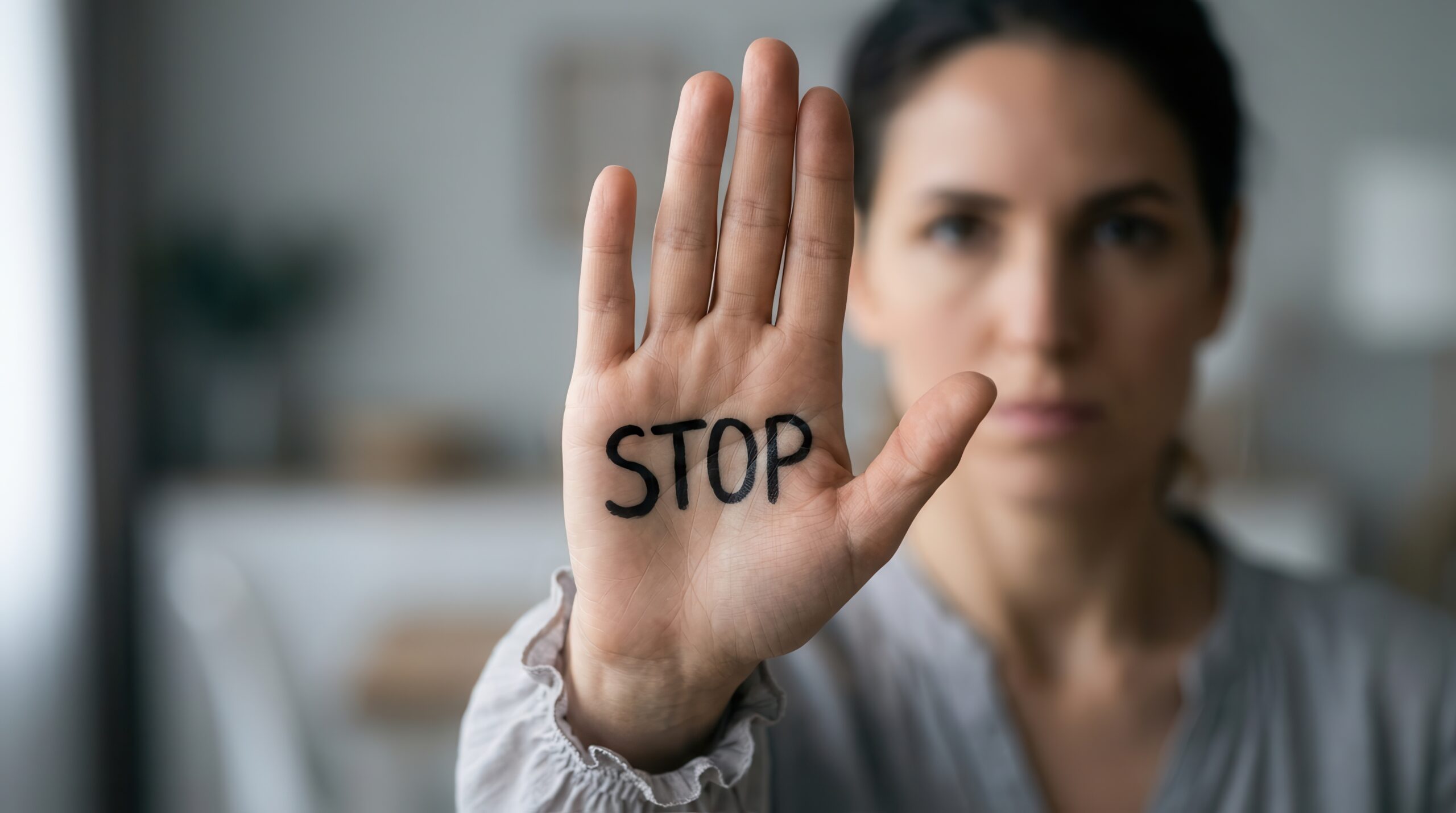 Frau mit der Handbegung Stop