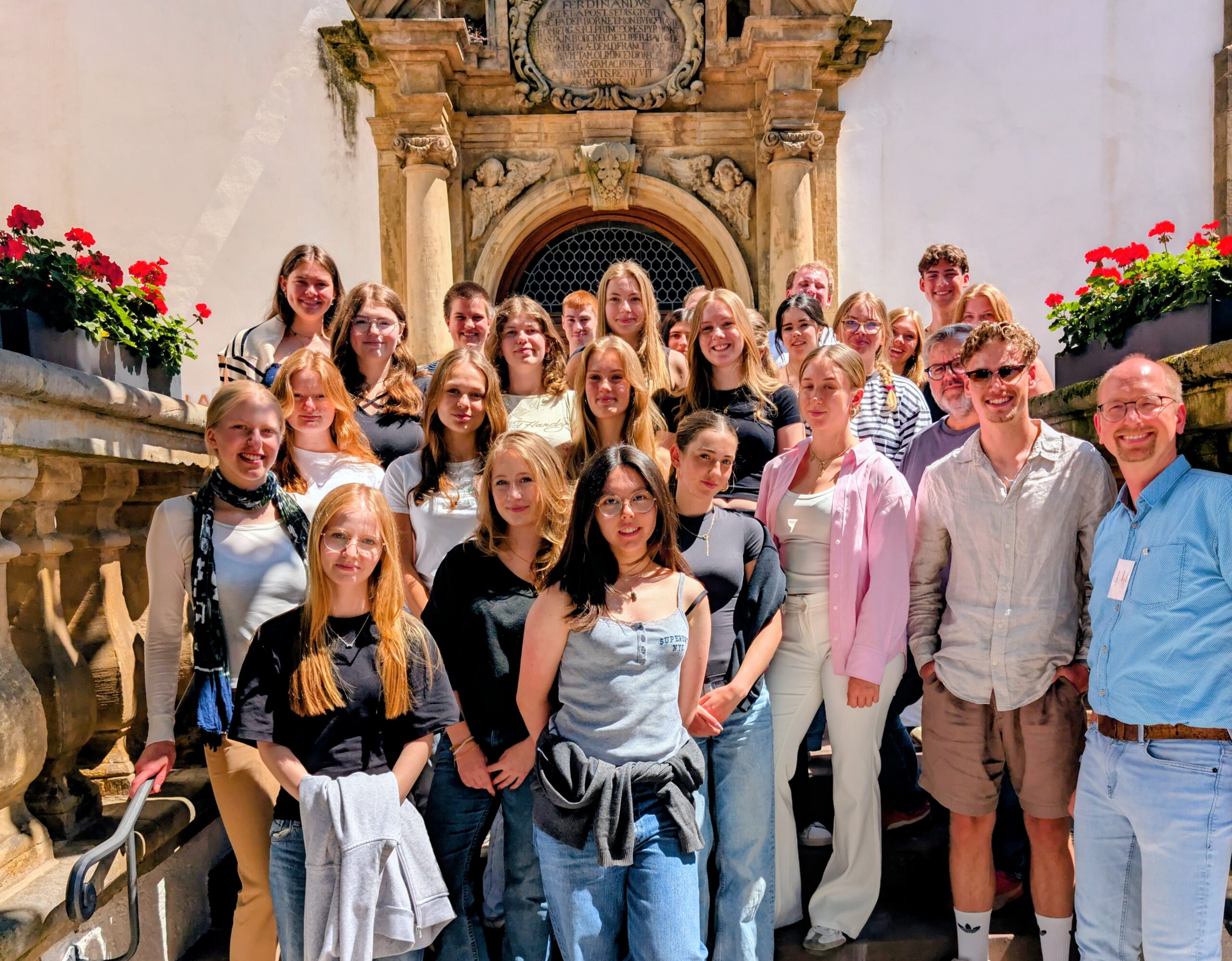 Eine Gruppe junger Menschen, dei vor dem Portal der Kapuzinerkirche stehen.